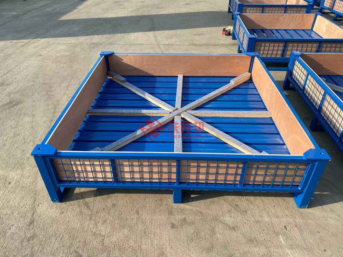 折疊周轉(zhuǎn)箱與金屬倉儲籠都是一樣的嗎？