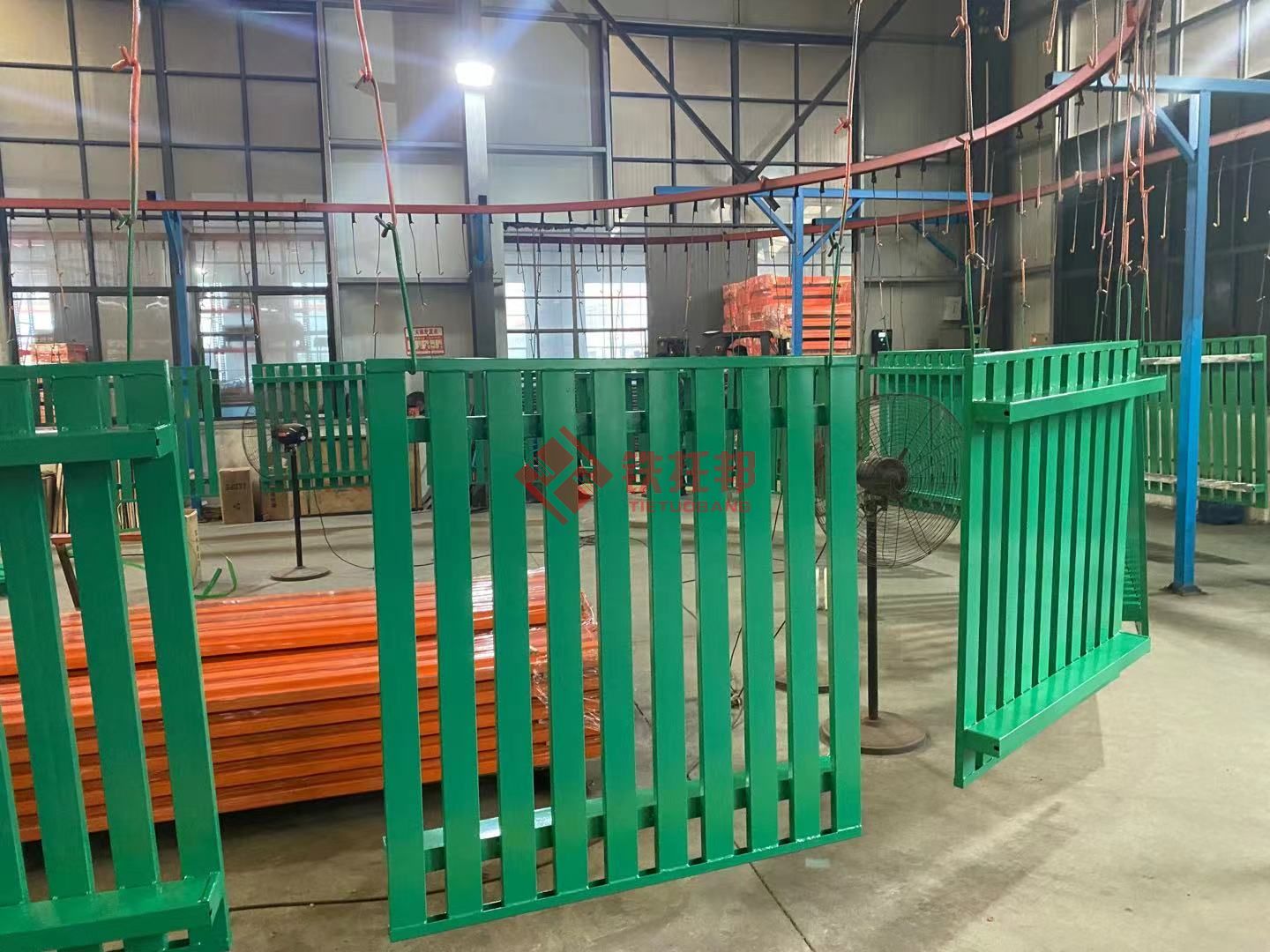 鐵制倉儲設(shè)備為什么要采用噴塑工藝處理？